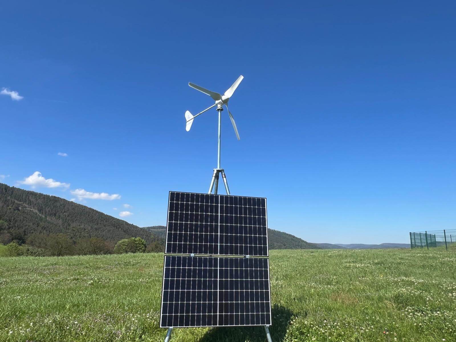 kombianlage-wind-solar-500-windkraft-solaranlage-mit-dreibein-2solarpaneel-7