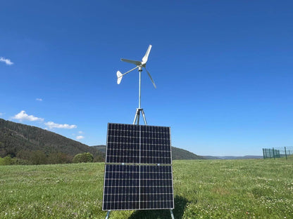 kombianlage-wind-solar-500-windkraft-solaranlage-mit-dreibein-2solarpaneel