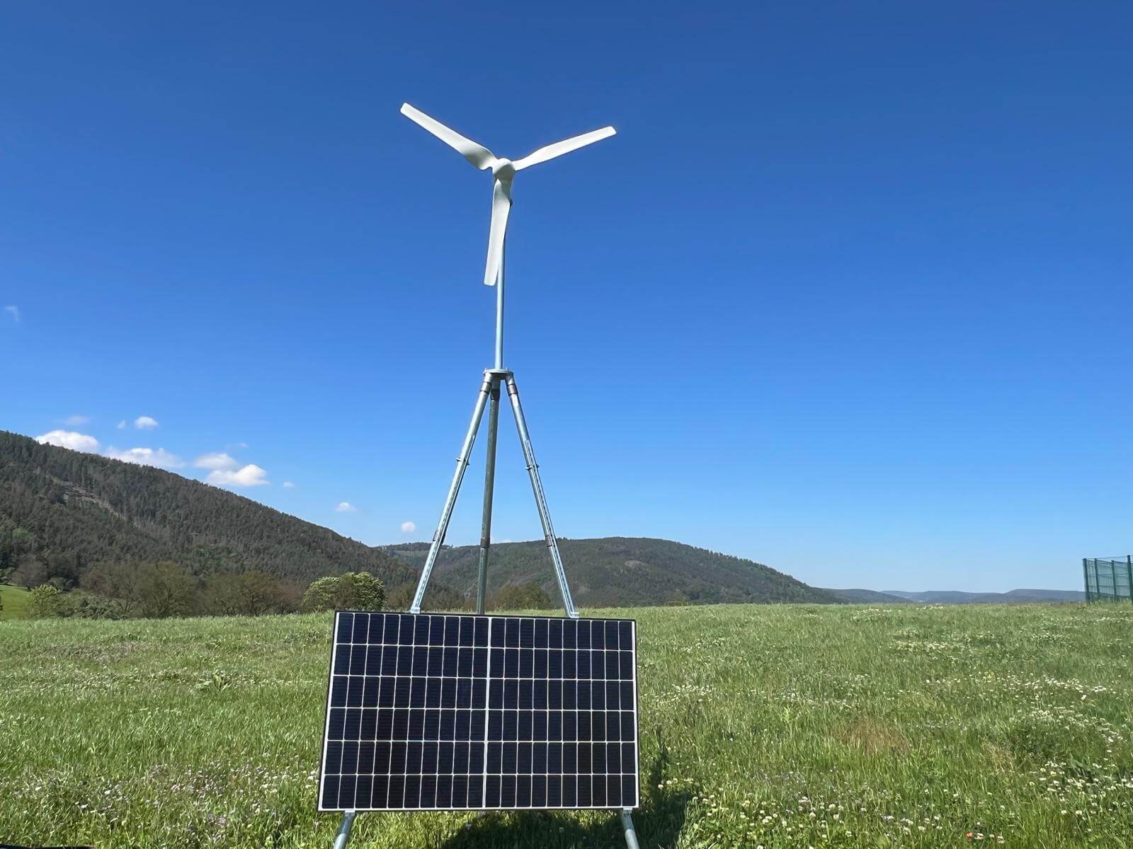 kombianlage-wind-solar-windkraft-solaranlage-mit-dreibein-1solarpaneel