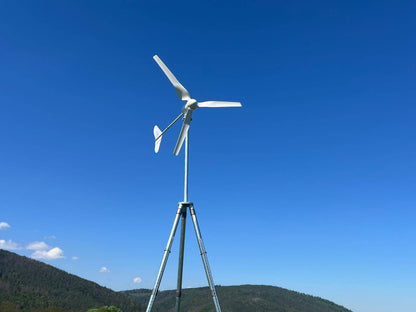 windkraftanlage-auf-dreibein-befestigt-windenergie-notstrom-2