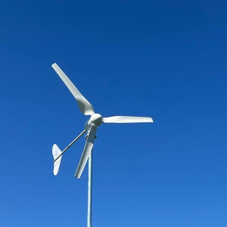 windkraftanlage-auf-dreibein-befestigt-windenergie-notstrom-quadrat